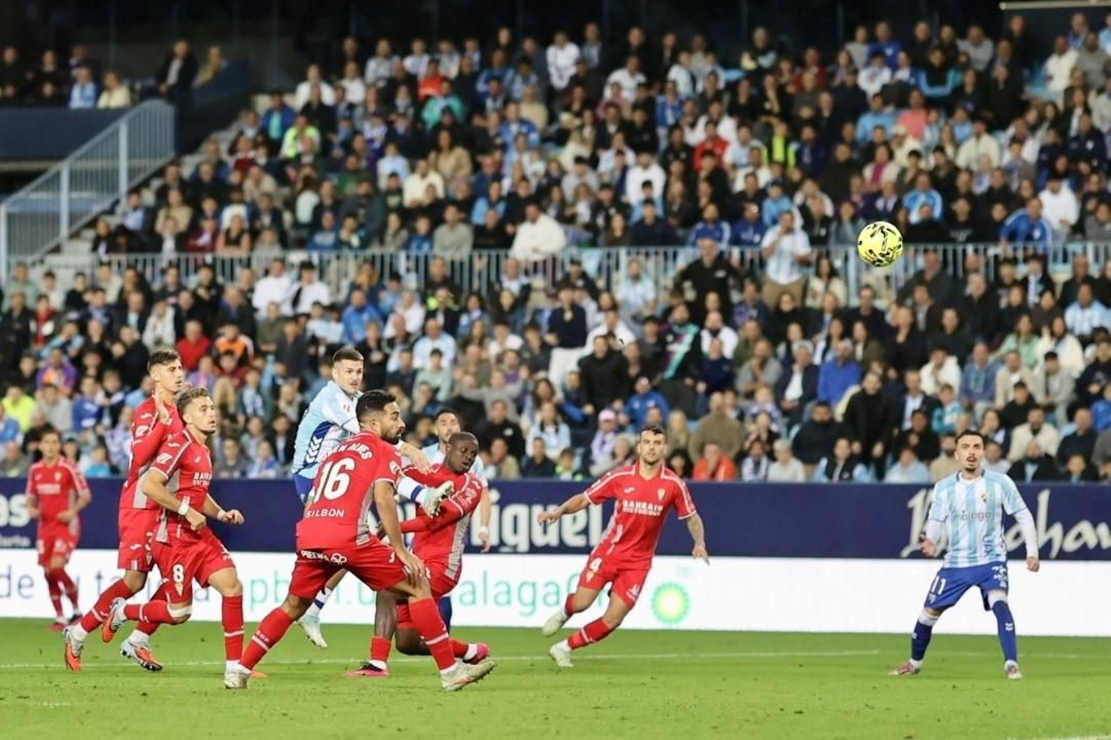Las fotos del imponente ambiente en La Rosaleda en el Málaga - Córdoba CF