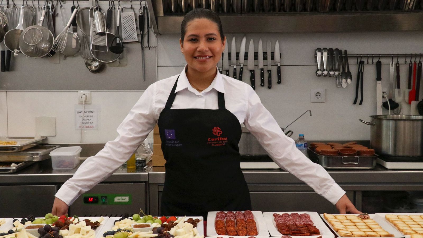 Jeanhelys Cruz en la cocina del taller de hostelería.