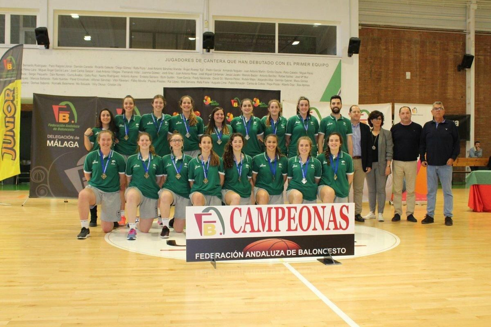 El Unicaja junior posa como campeón de Málaga.