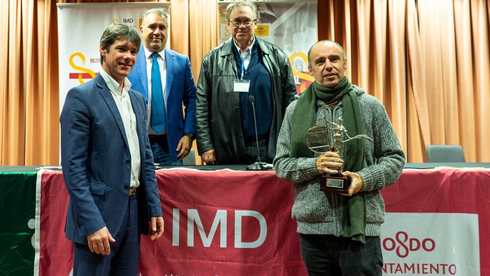 Una imagen de la entrega del trofeo a Rodrigo Vasquez, ganador final.