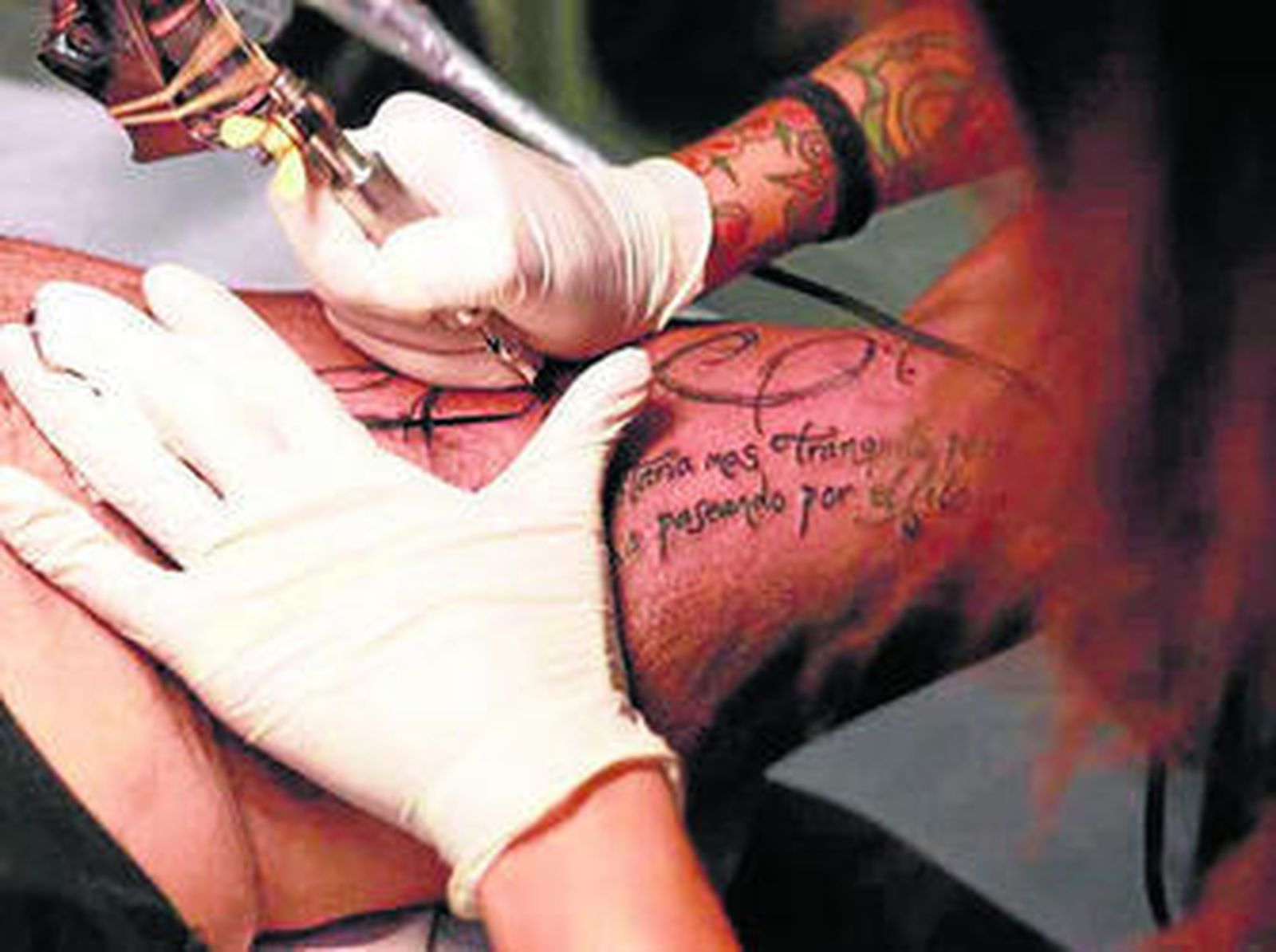 Una sesión de tatuaje.