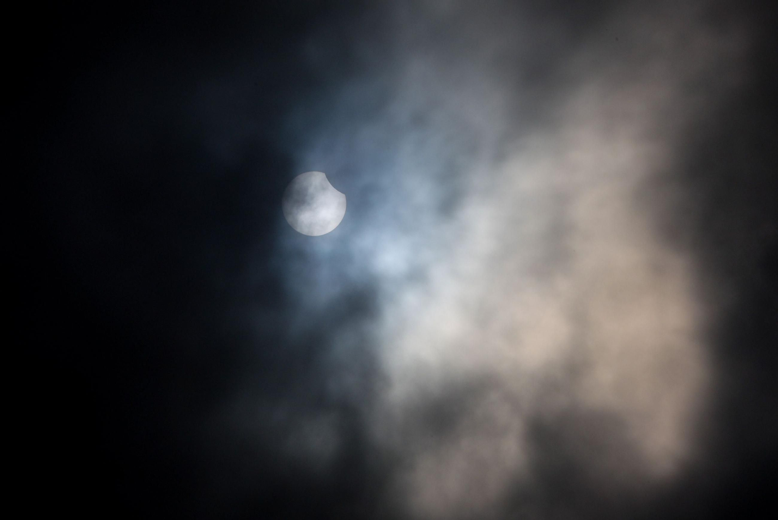 Las mejores imágenes del eclipse solar parcial que se ha podido ver desde Andalucía