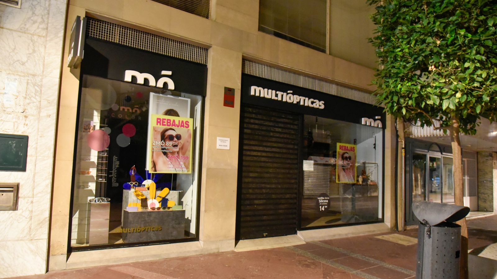 Fotos de edificios públicos y escaparates apagados en Algeciras por el plan de ahorro energético