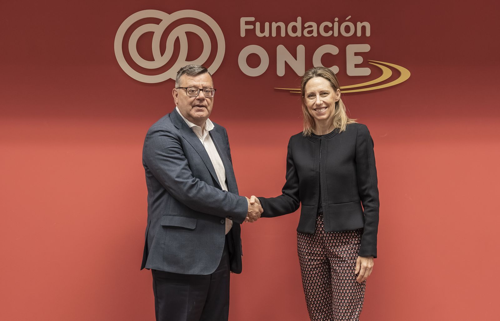 José Luis Martínez Donoso, director general de Fundación ONCE, y Bettina Karsch, directora de RRHH de Cepsa