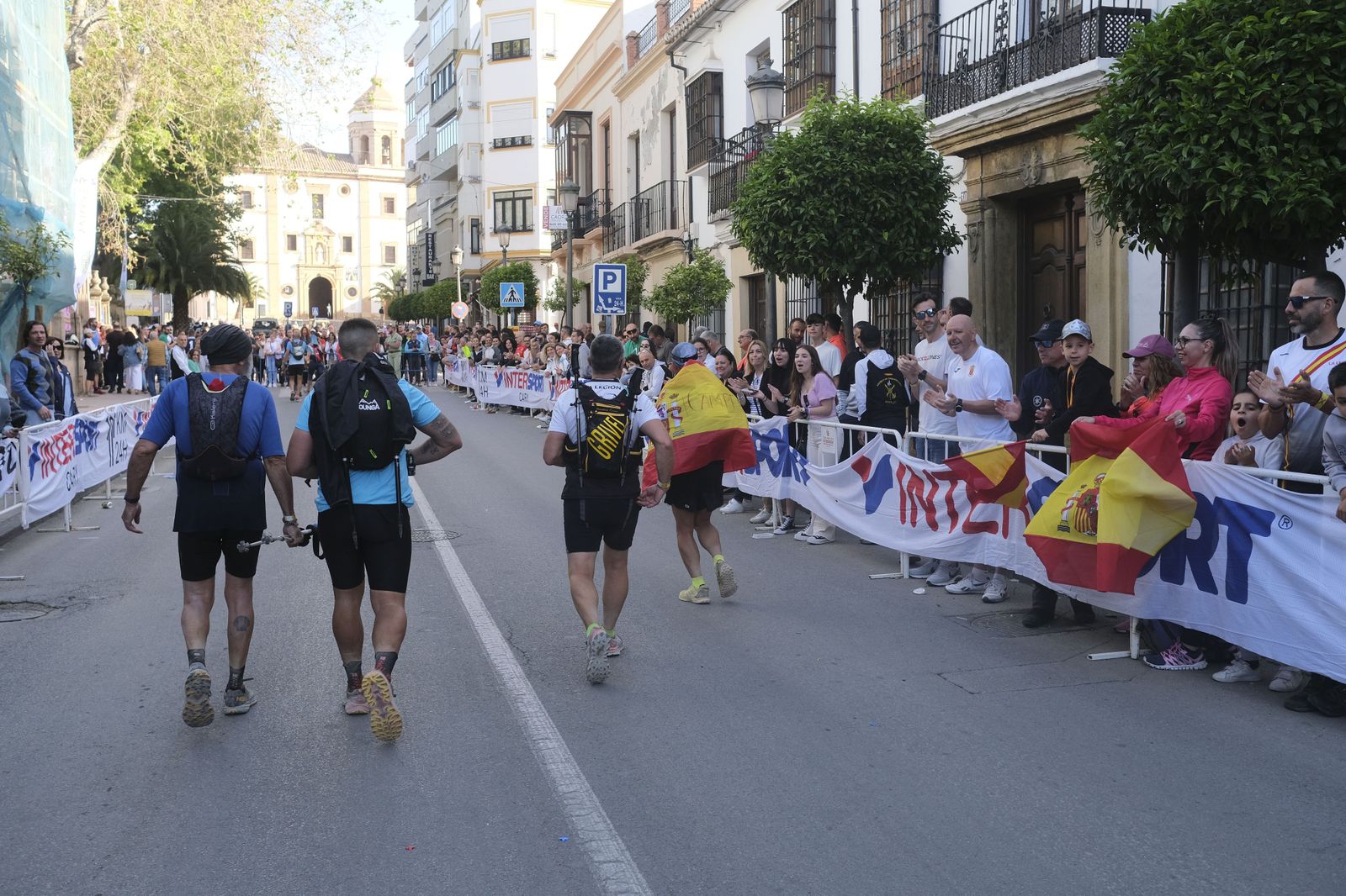 Cierre de la meta de los 101 kilómetros de la Legión, en fotos.