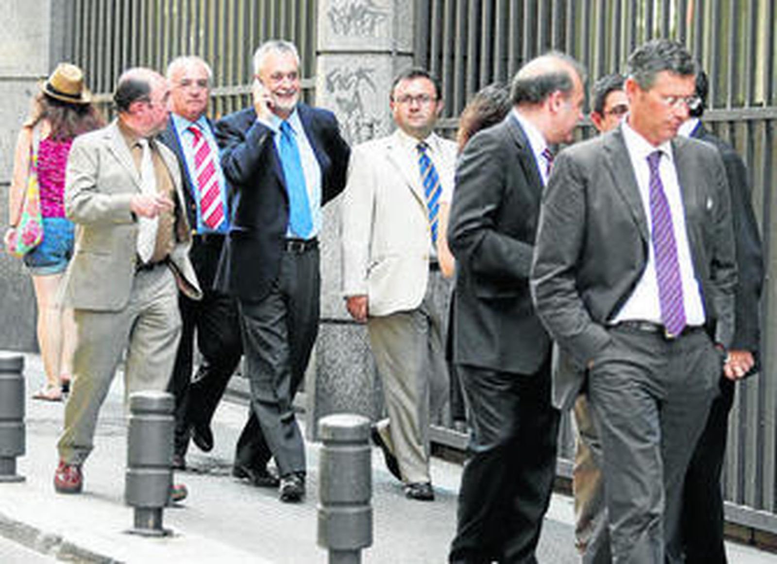 Griñán llega al Congreso rodeado de diputados andaluces.