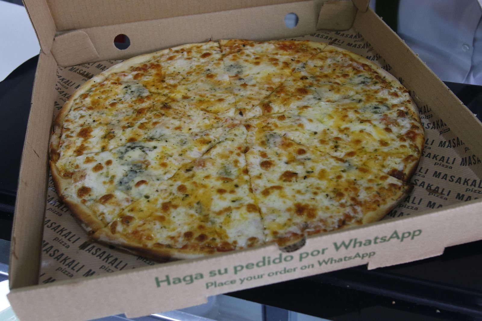 Las pizzas de Masakali se elaboran con masa madre, harina italiana y aceite de oliva virgen extra, con una maduración de 72 horas, abiertas a mano y cocinadas en horno de piedra.