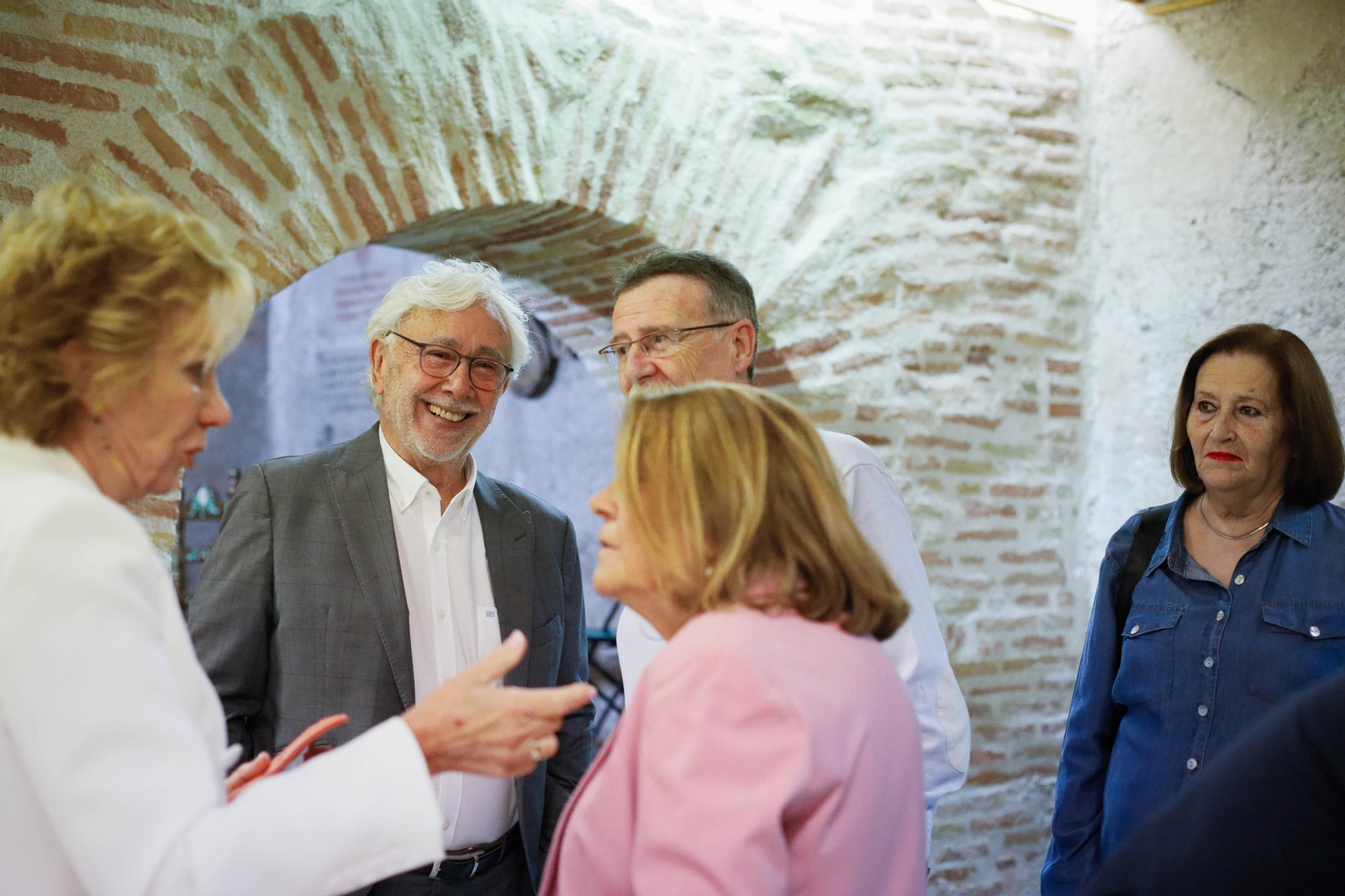 Entrega de Anagrama de Oro y Brillantes de la Ciudad de Almería a Andrés Caparrós en imágeness