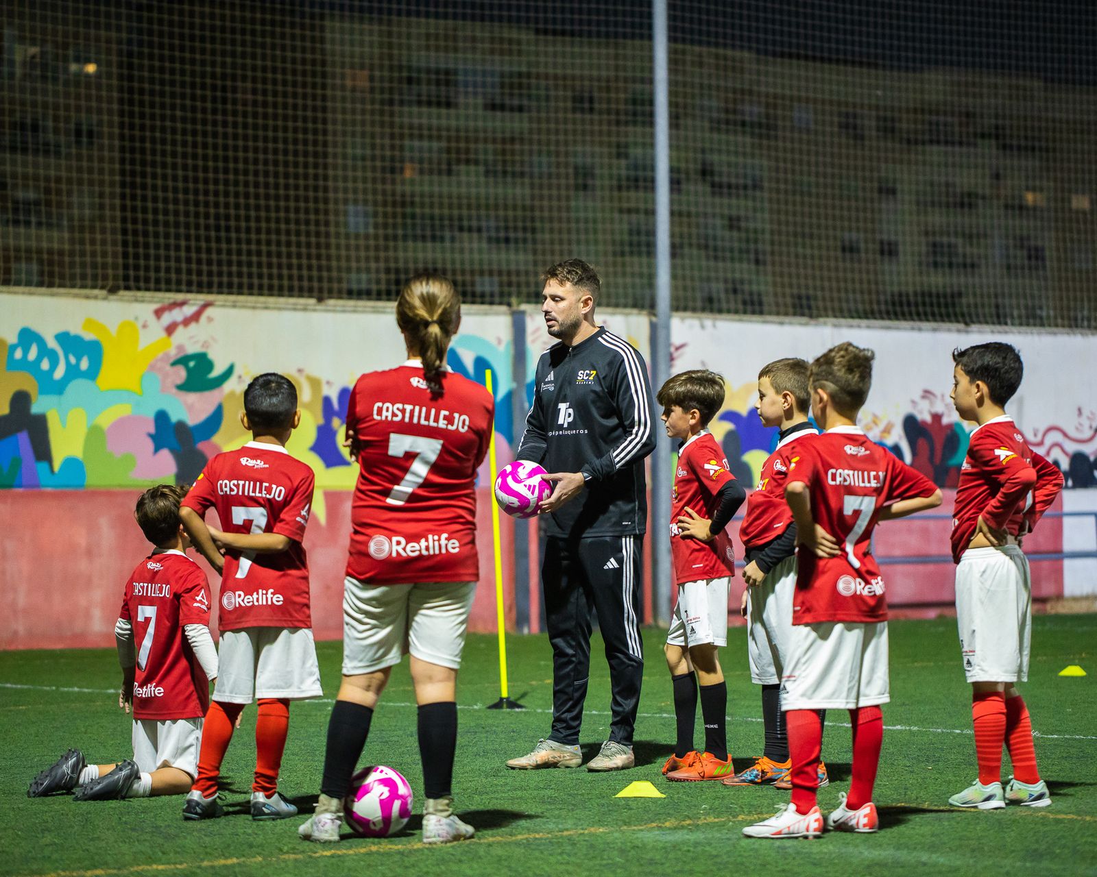 Un entrenador de la Academia SC7 da instrucciones a sus discípulos