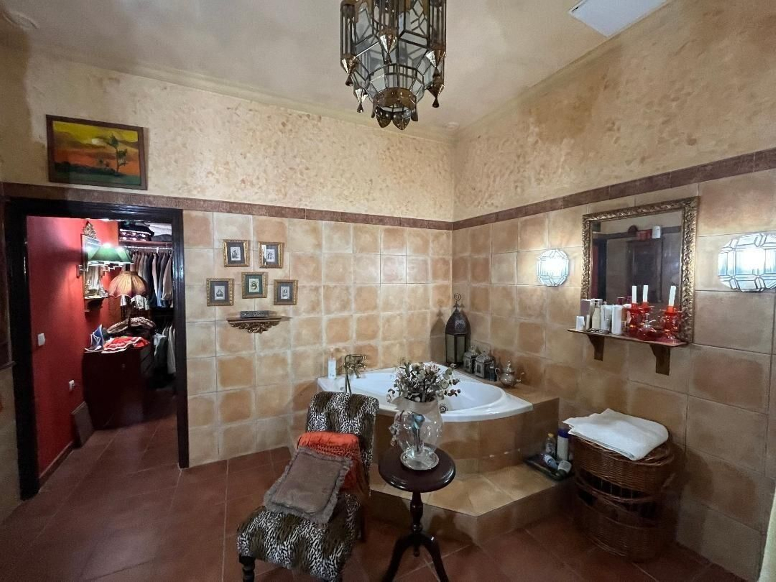 La curiosa casa de David Calleja, el concejal influencer de El Puerto, desde dentro: detalles kitsch y cofrades en cada rincón