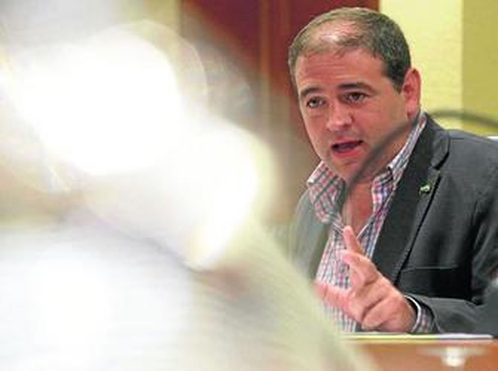 El alcalde barreño, Jorge Romero, durante la rueda de prensa ofrecida ayer con los detalles del embargo.