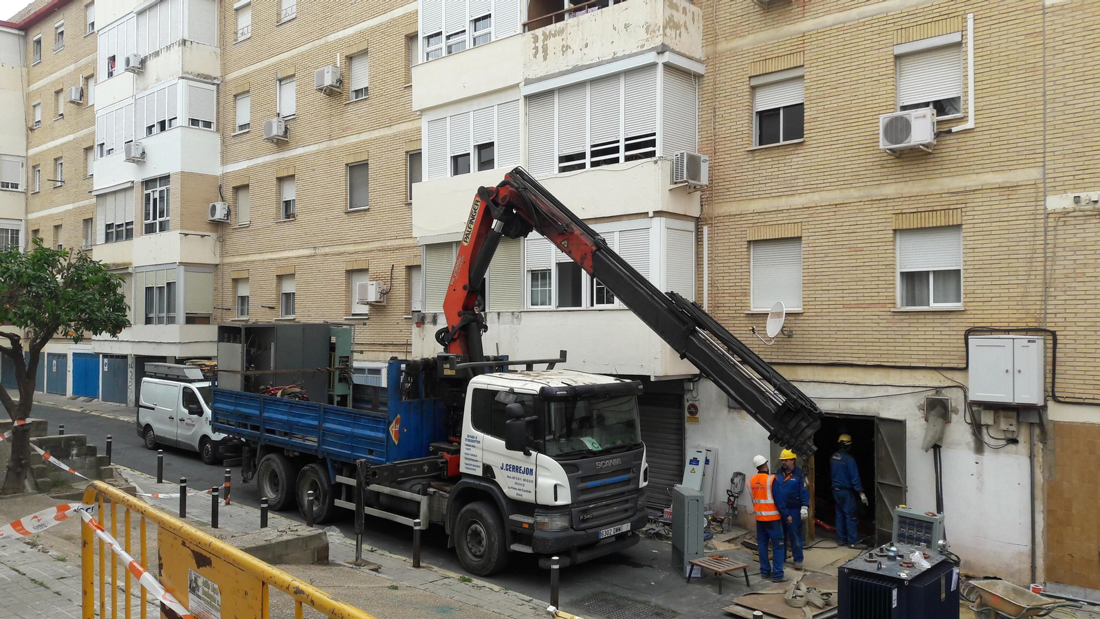 Un momento de los trabajos realizados ayer en el centro de transformación afectado. Un momento de los trabajos realizados ayer en el centro de transformación afectado.
