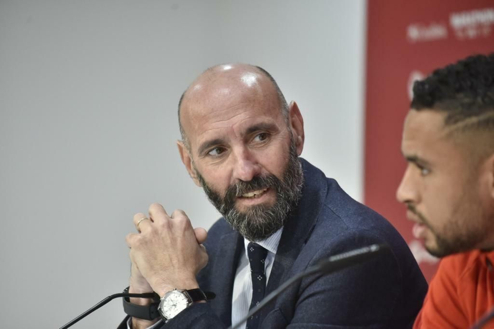 Monchi sonríe a En-Nesyri durante su comparecencia.