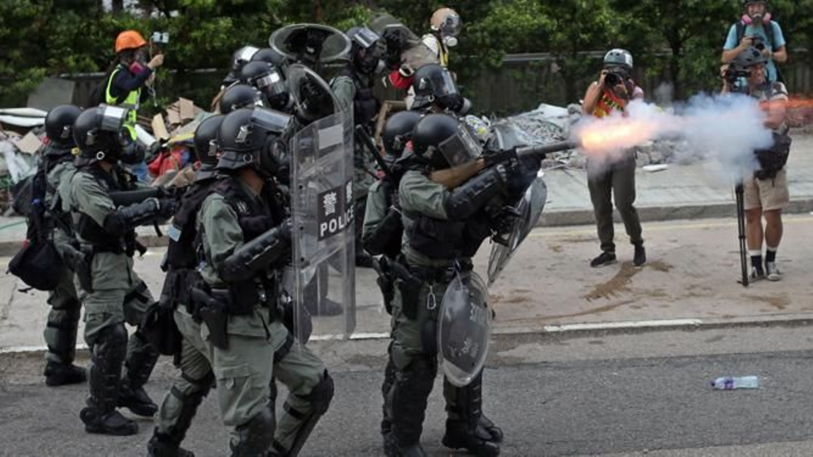 La policía carga contra un grupo de manifestantes.