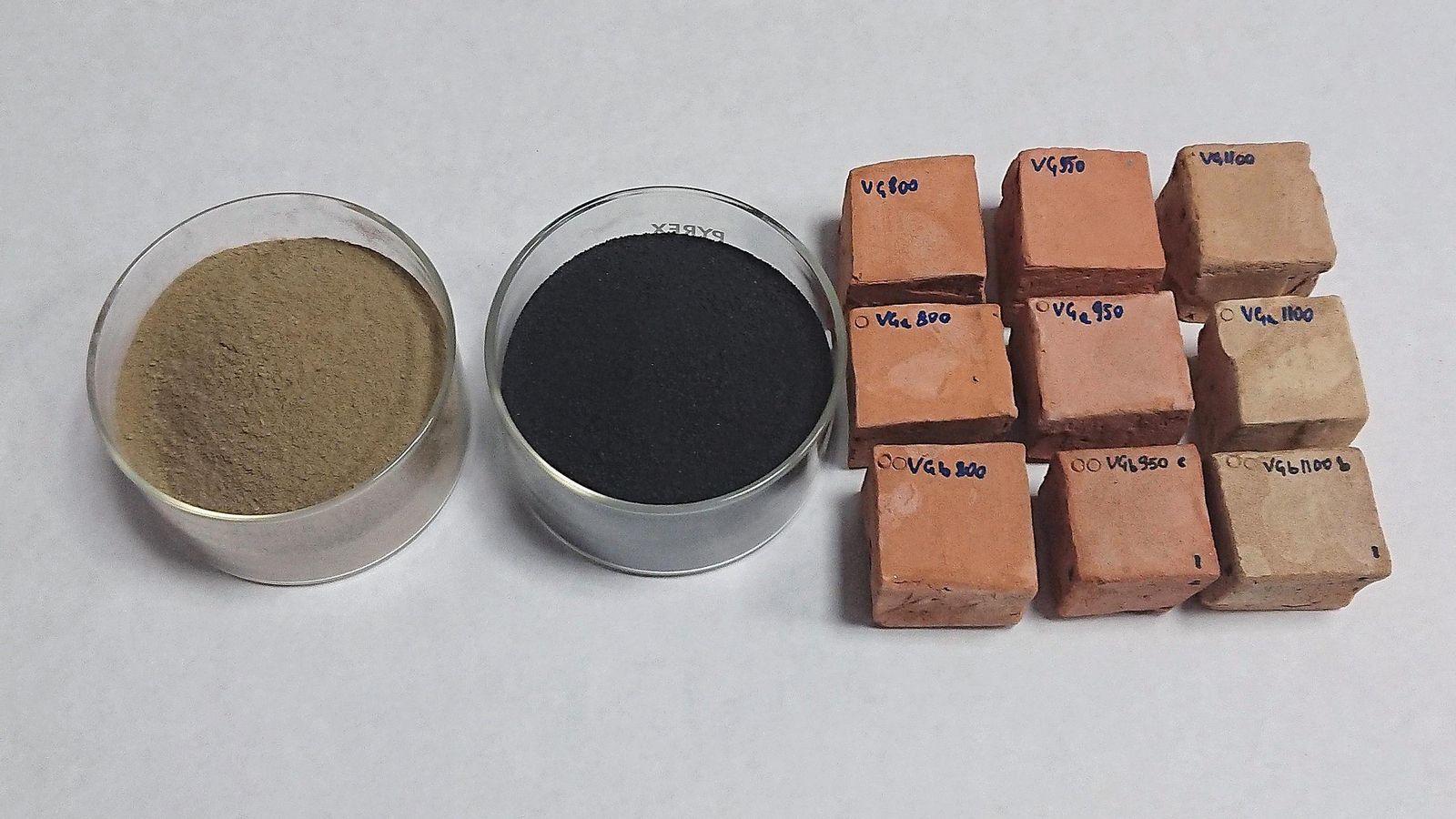 Combinación de la tierra acillosa, la ceniza volcánica y los nueve tipos de ladrillos preparados por el investigador de la UGR.