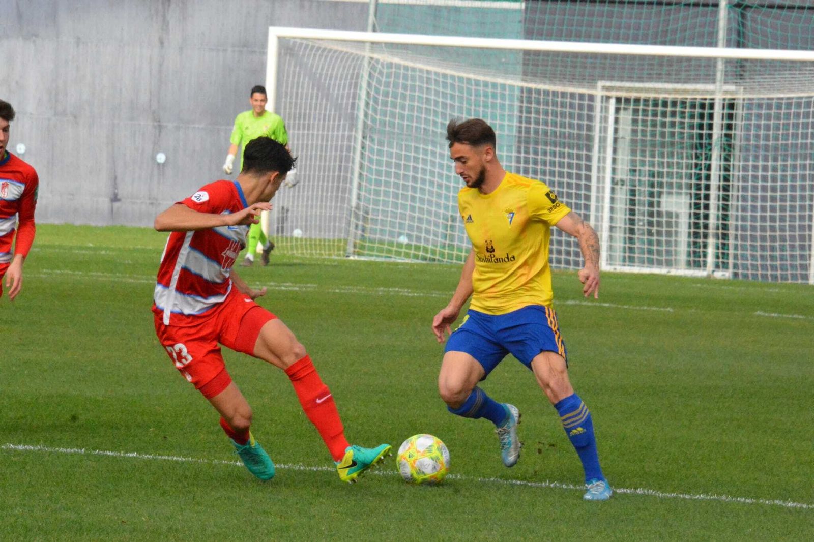 Javi Navarro, autor del único gol, encara al granadinista Pepe Sánchez.