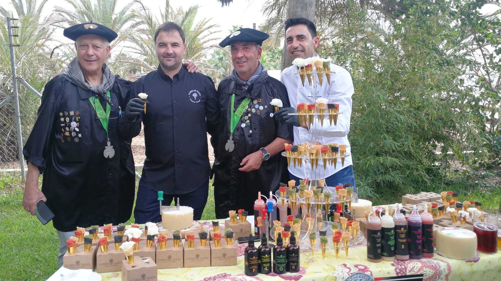 Uno de los aperitivos formados por flores de queso Idiazábal.