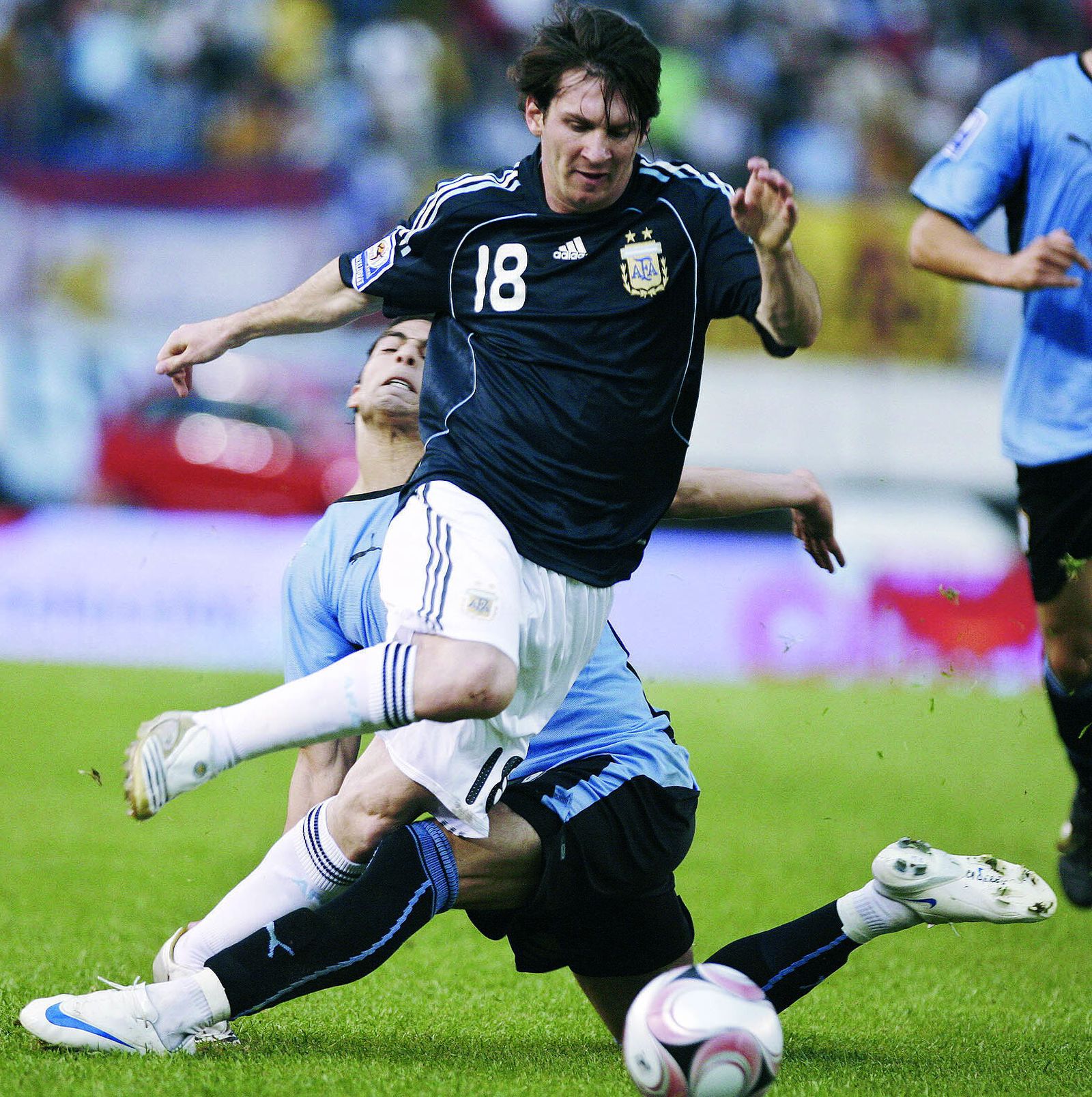 El uruguayo Martín Cáceres (Recre, 2007/08) realiza una entrada a Messi durante el partido de calificación de 2009 para el Mundial de 2010 entre Uruguay y Argentina.
