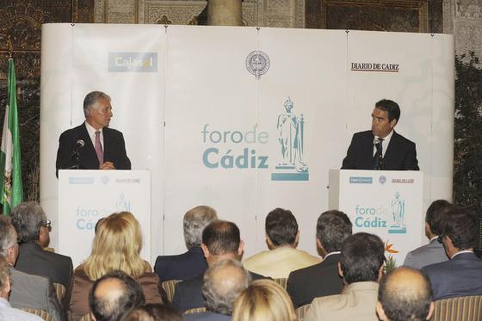 El consejero respondió a las preguntas de los asistentes, formuladas por el director de Diario de Cádiz, Rafael Navas.

Foto: Joaquin Hernandez Kiki