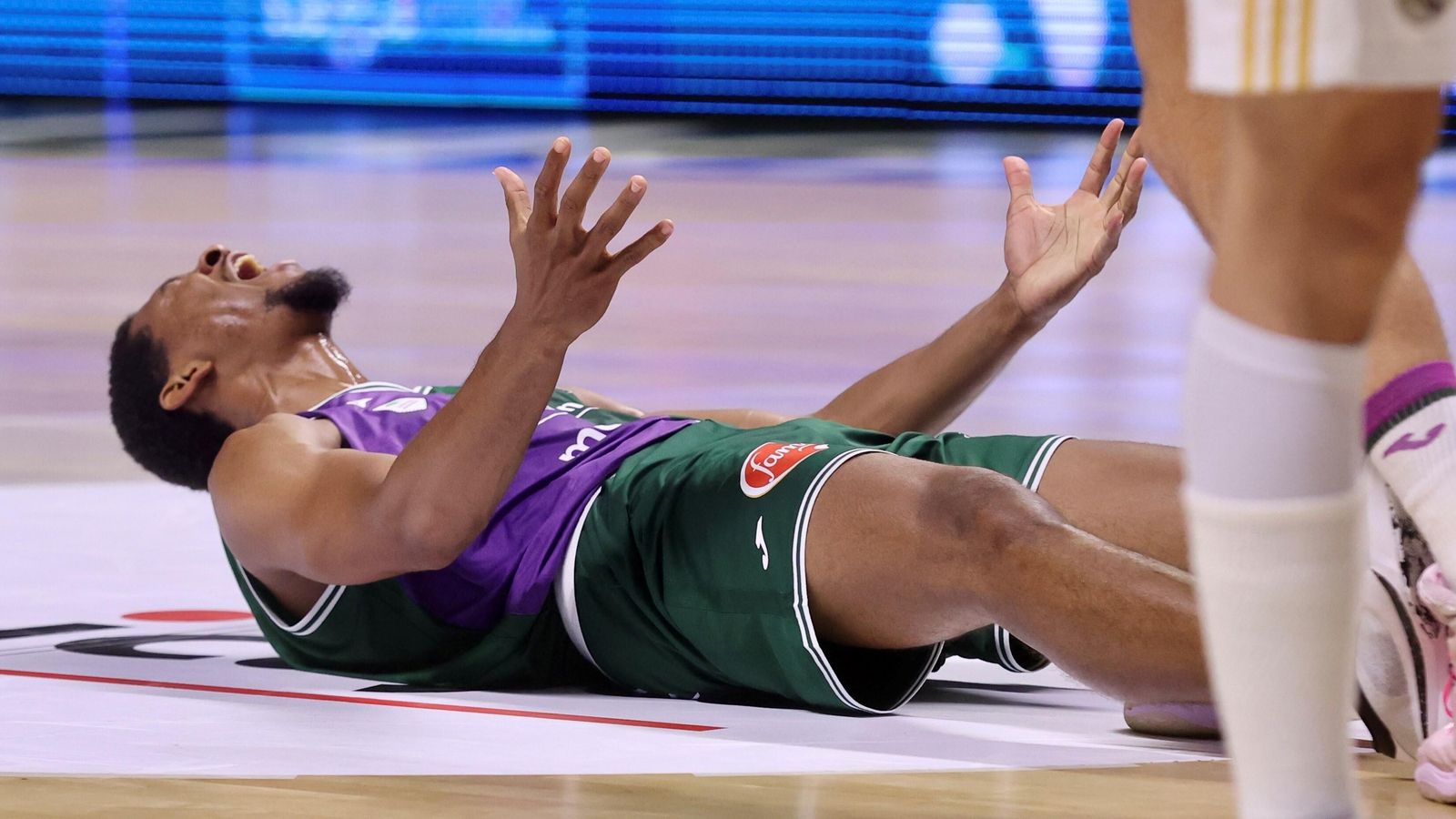 Kameron Taylor celebra una canasta.