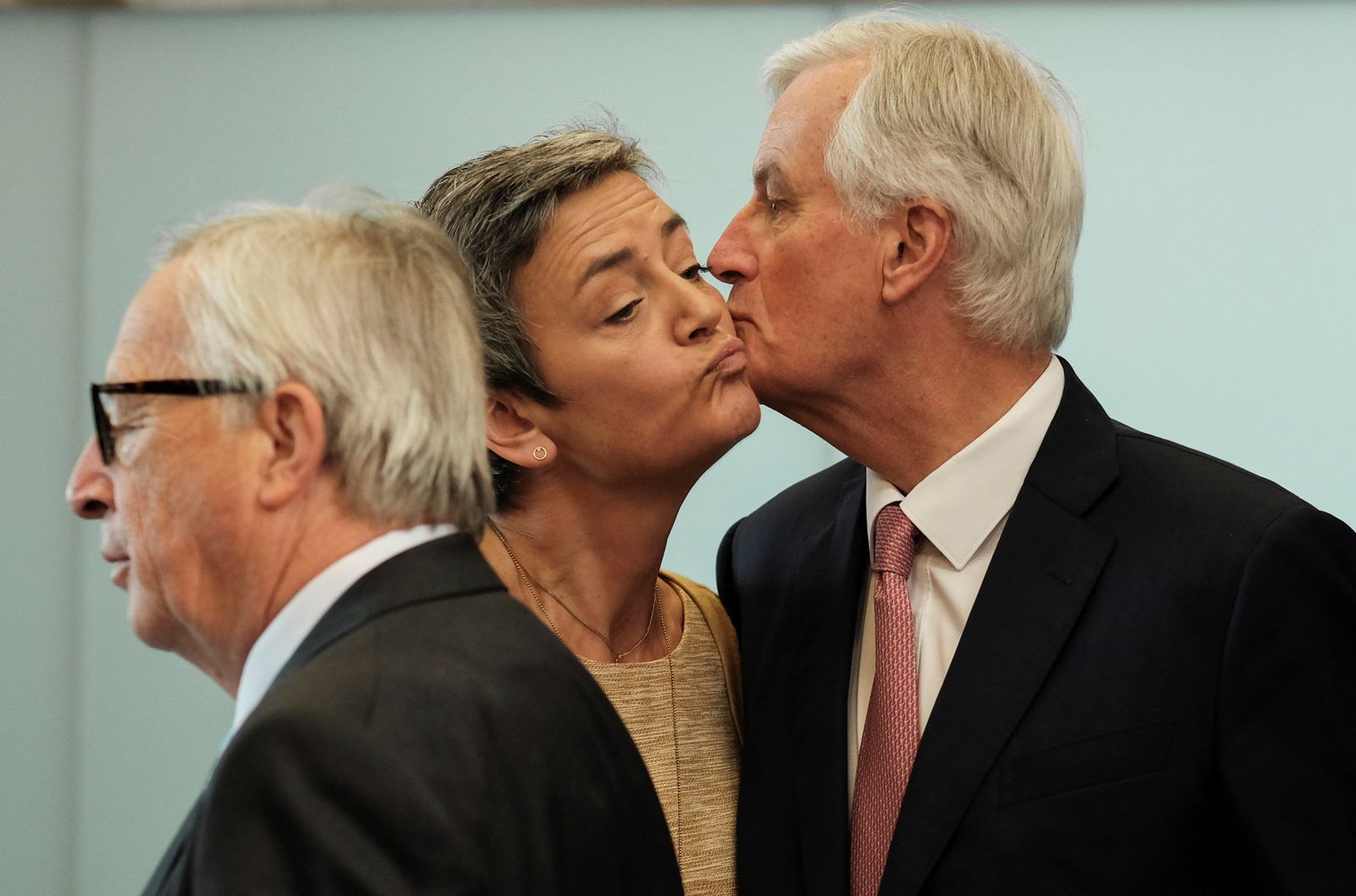 Margrethe Vestager besa a Michel Banier en presencia de Juncker.