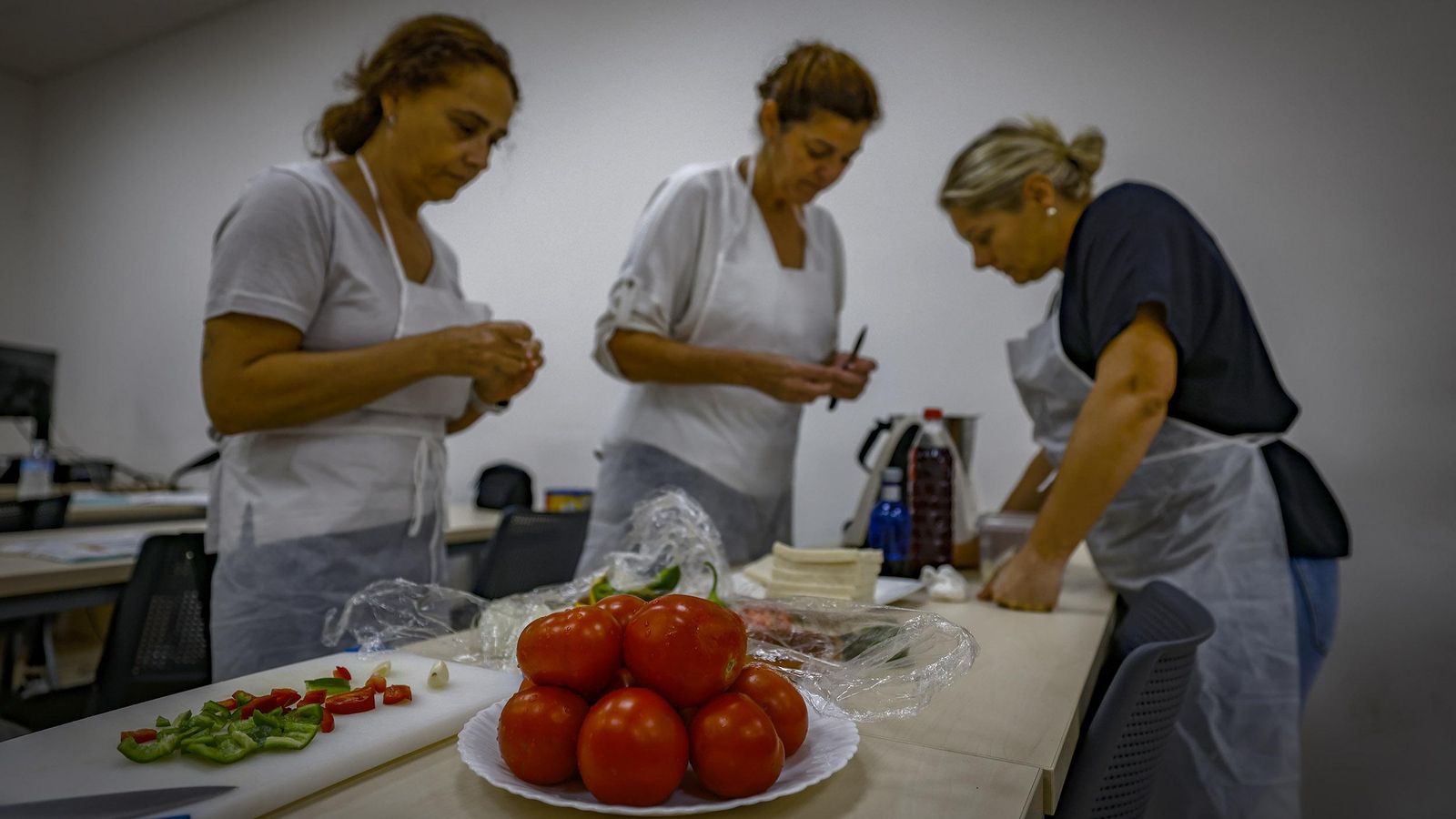 Taller de cocina en el centro cívico del Palmar de Troya.