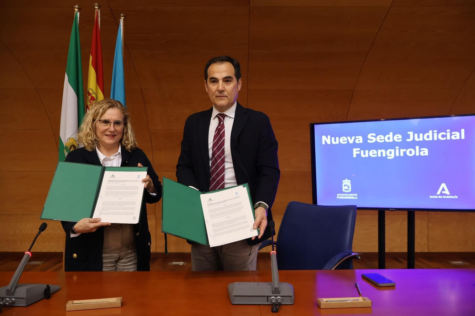 La alcaldesa, Ana Mula, y el consejero de Justicia, José Antonio Nieto, en la firma del convenio para la futura sede judicial de Fuengirola.