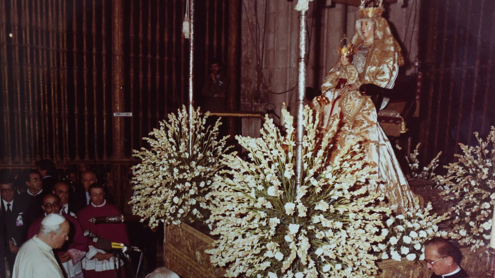 El Papa ante la Virgen de los Reyes, patrona de Sevilla y su Archidiócesis.