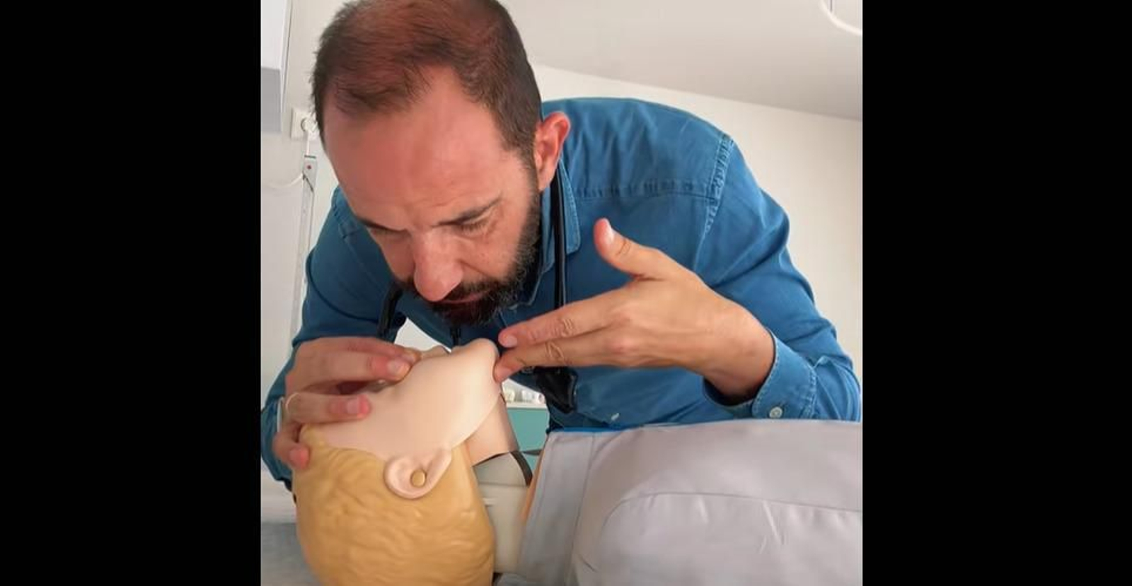 Pediatra Diego López de Lara enseñando cómo reanimar a un niño