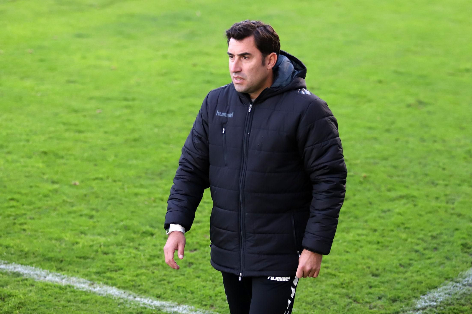 Antonio Fernández, en el área técnica durante un partido del San Roque en Lepe.