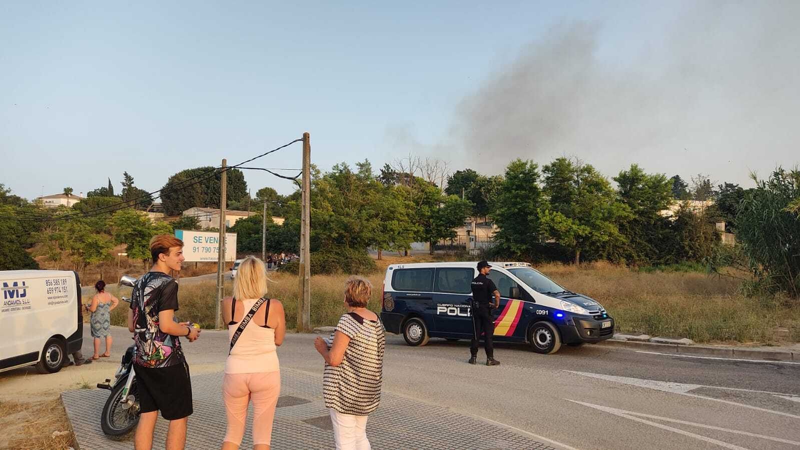 Incendio en Jerez: desalojos por precaución en el Serrallo y La Teja