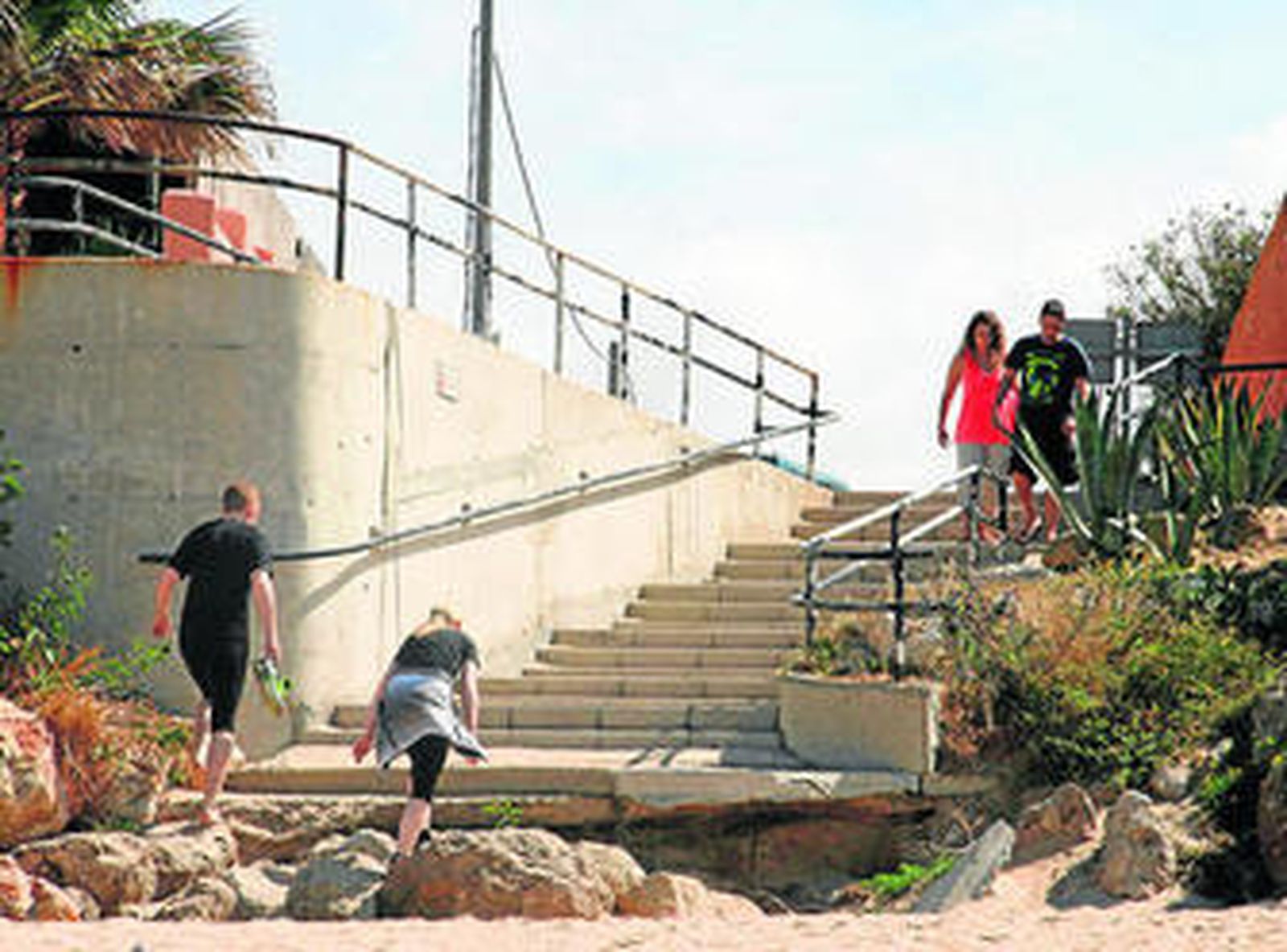 Aspecto del acceso a la playa de Zahora de 2013, que no ha mejorado un año después según denuncian los vecinos.