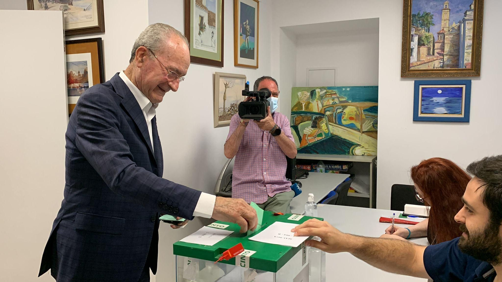 Francisco de la Torre ejerciendo su derecho a voto. Francisco de la Torre ejerciendo su derecho a voto.
