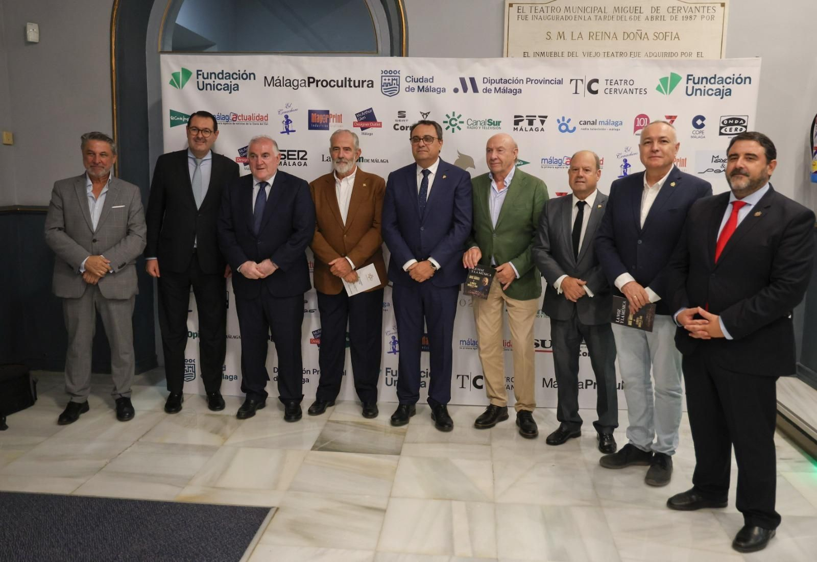 El concierto de David Barrull y la Orquesta Sinfónica de Triana en el Teatro Cervantes, en imágenes