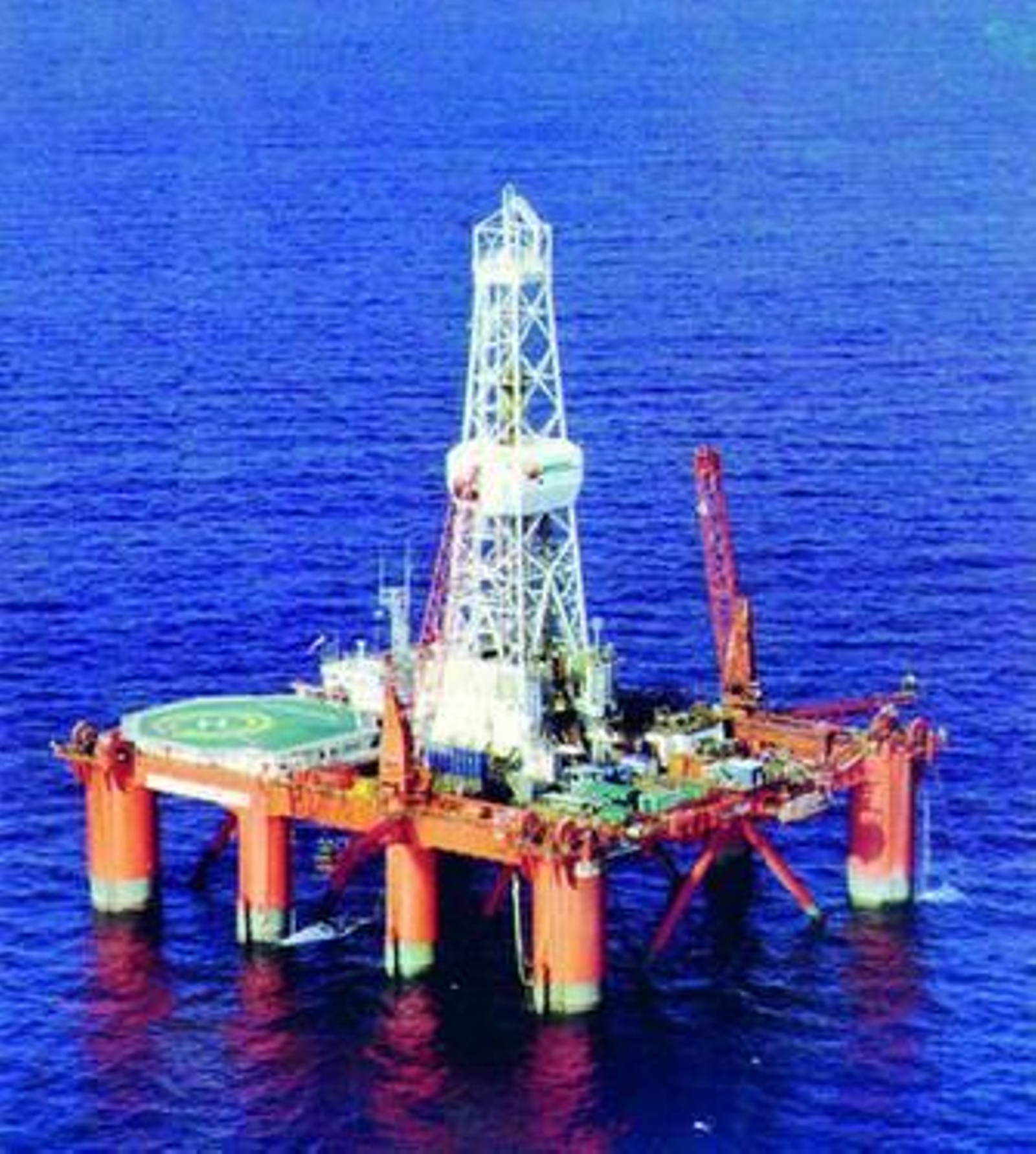 Imagen de la plataforma 'Poseidón', a 30 kilómetros de la costa onubense.