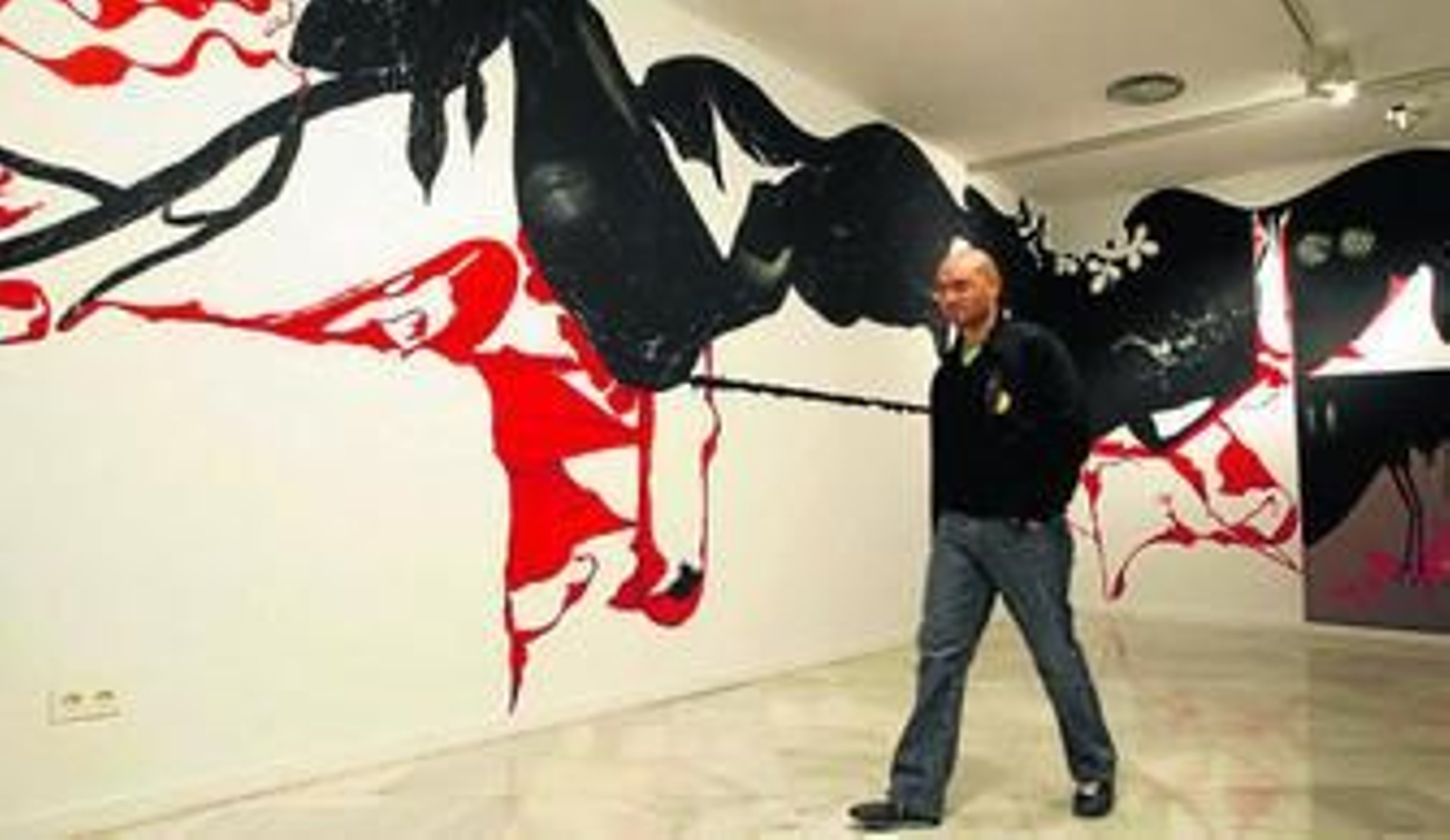 1. Participan los artistas Jesús Zurita, Cristina Lama, Martín Freire, Rubén Guerrero, Antonio Montalvo, Pablo Capitán, José Miguel Pereñíguez, Paco Pomet, Santiago Ydáñez, Marina Vargas, Domingo Zorrilla y Miki Leal. 2. Un visitante ante una de las obras con una paloma como protagonista. Fotos: Pepe Villoslada