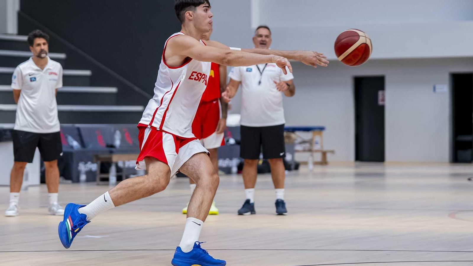 Paco Aurioles observa una sesión.