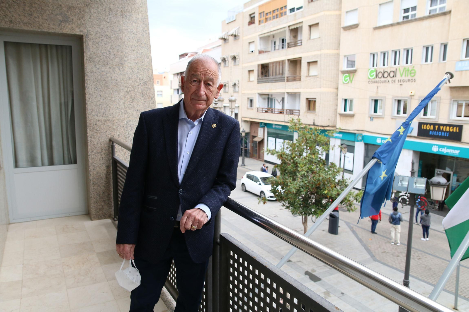 Amat, en el balcón de su despacho, sobre la Plaza de la Constitución de Roquetas de Mar.