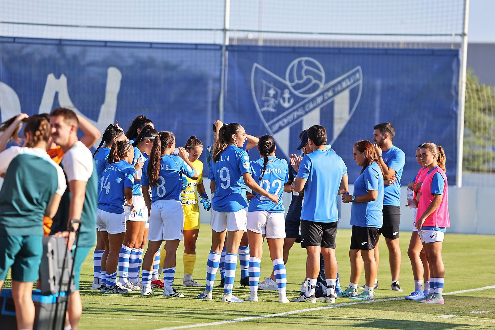 Charla entre jugadoras y cuerpo técnico del Sporting.