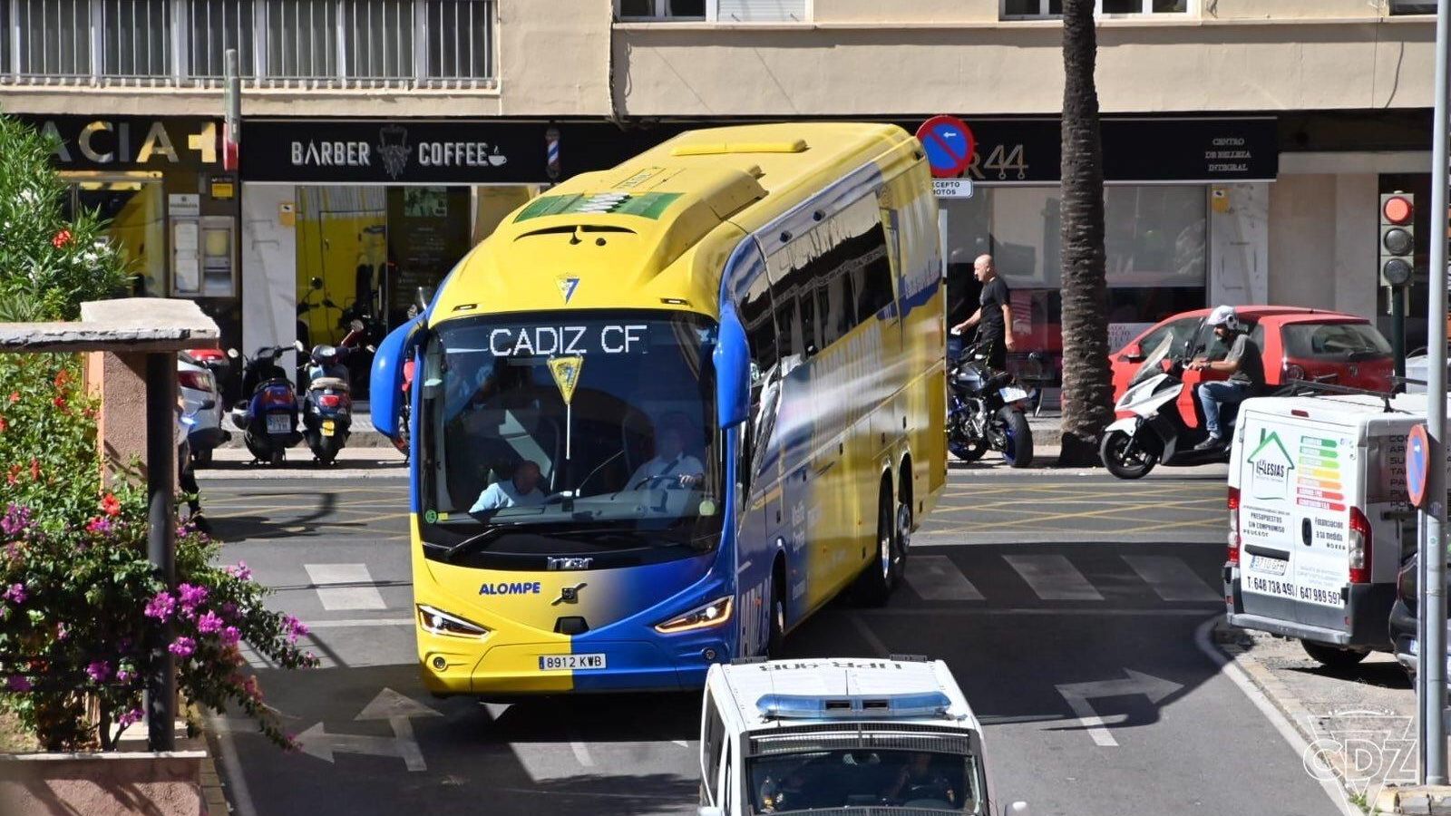 El autobús del equipo accede a los aledaños del estadio.