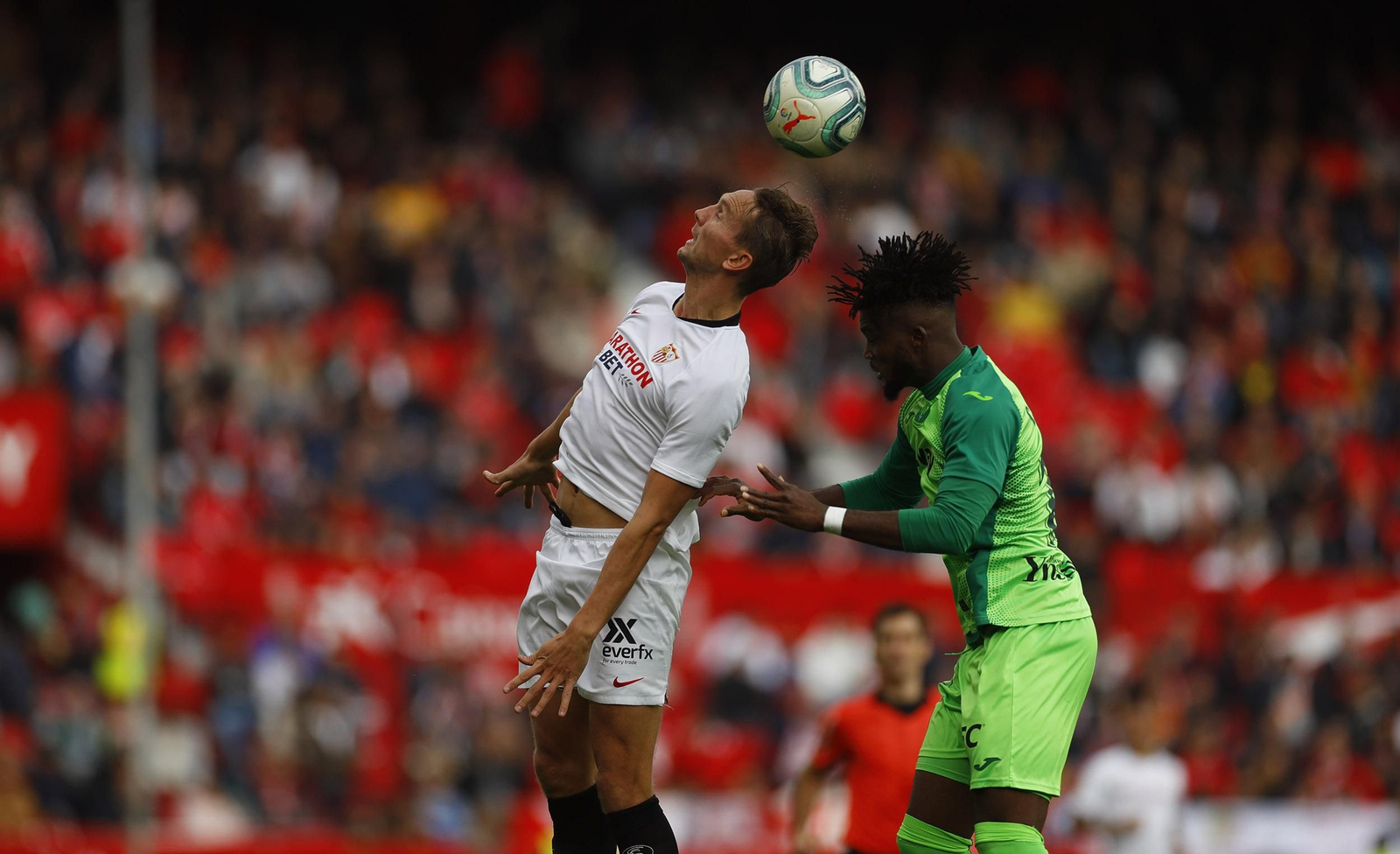 Luuk  de Jong salta de cabeza con Awaziem, central del Leganés, en el triunfo sevillista sobre los pepineros (1-0).