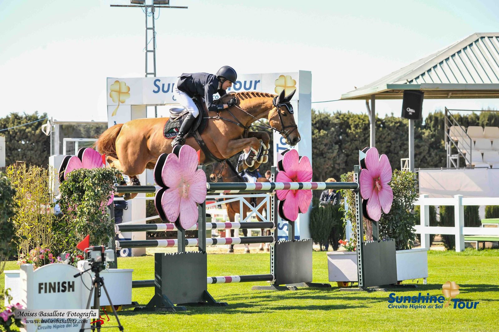 La estadounidense Laura Kraut supera un obstáculo.