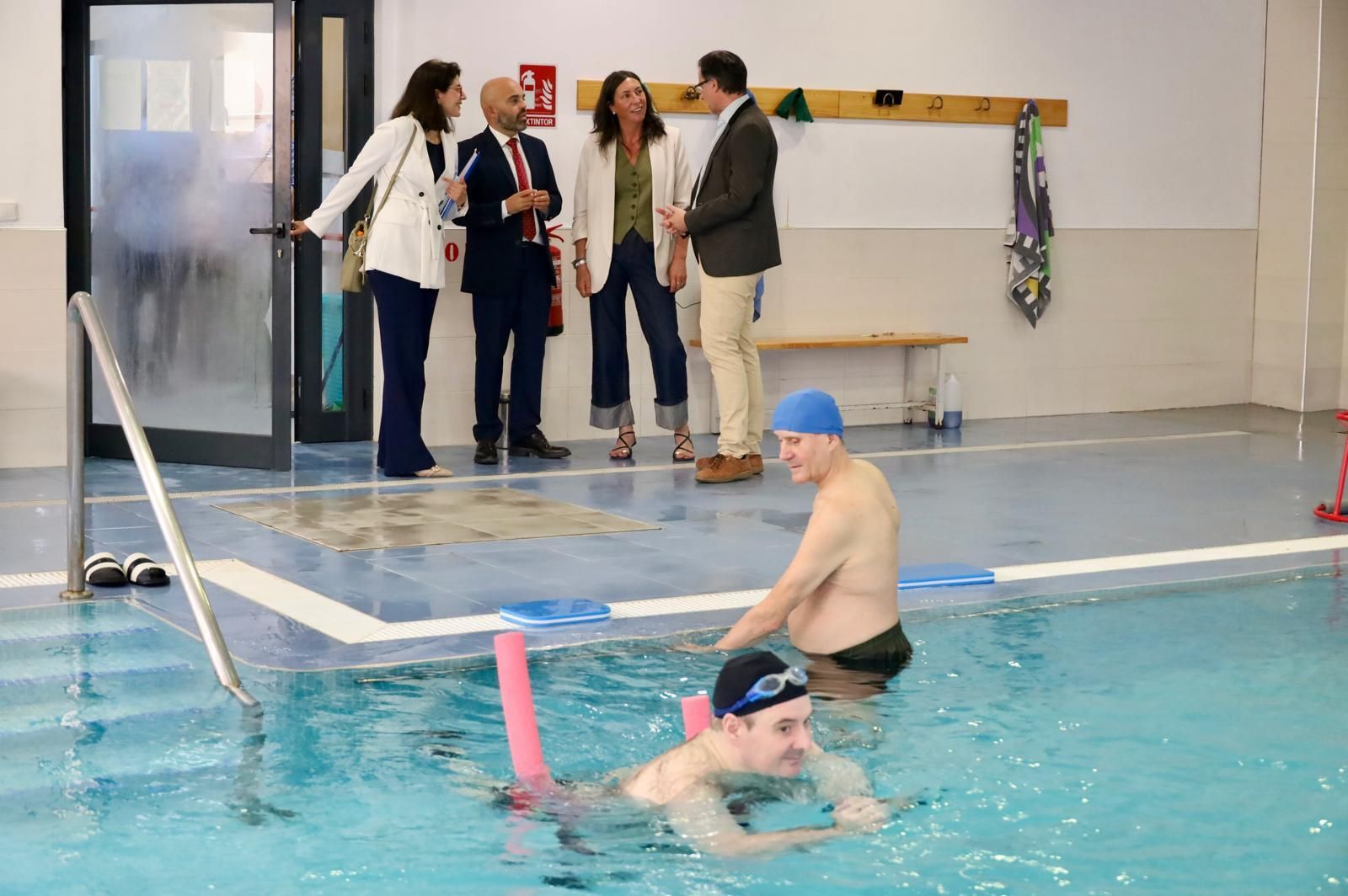 La consejera de Inclusión Social de la Junta de Andalucía ha visitado la Residencia de Gravemente Afectados de FAAM acompañada del presidente de la enteidad, Valentín Sola, y del director de dicho centro sociosanitario