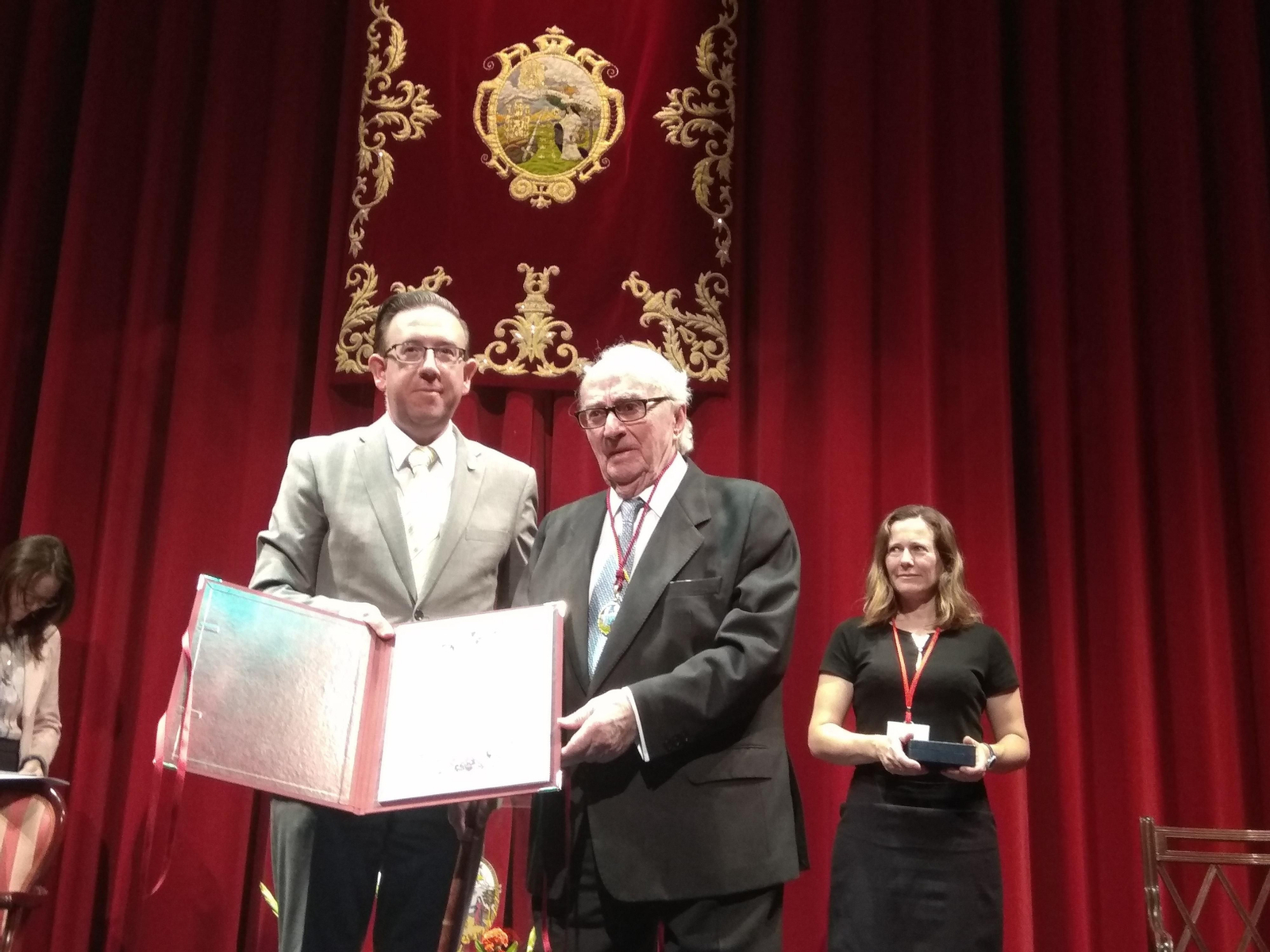 El alcalde de la localidad, Manuel Guerra, junto al emocionado galardonado.
