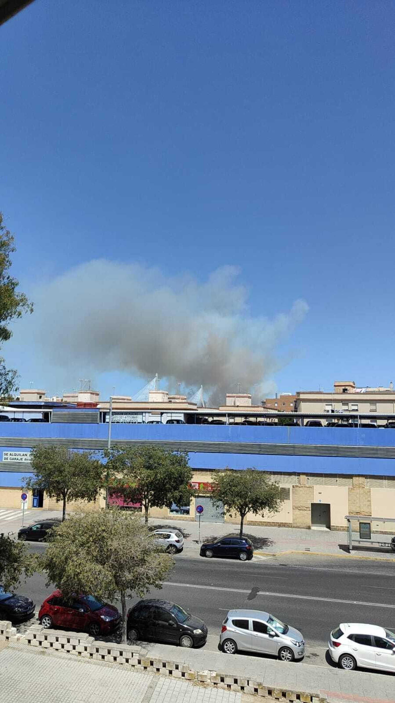 Imágenes del gran incendio de Puerto Real, visible desde la Bahía de Cádiz