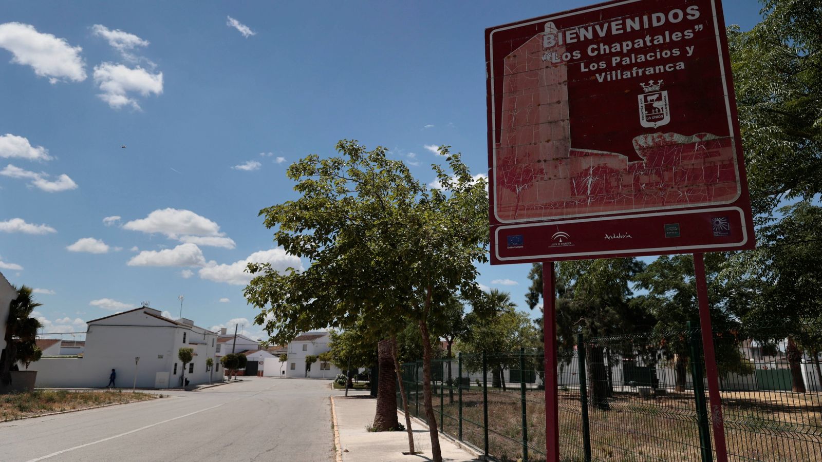 Cartel de bienvenida en la entrada a Los Chapatales.