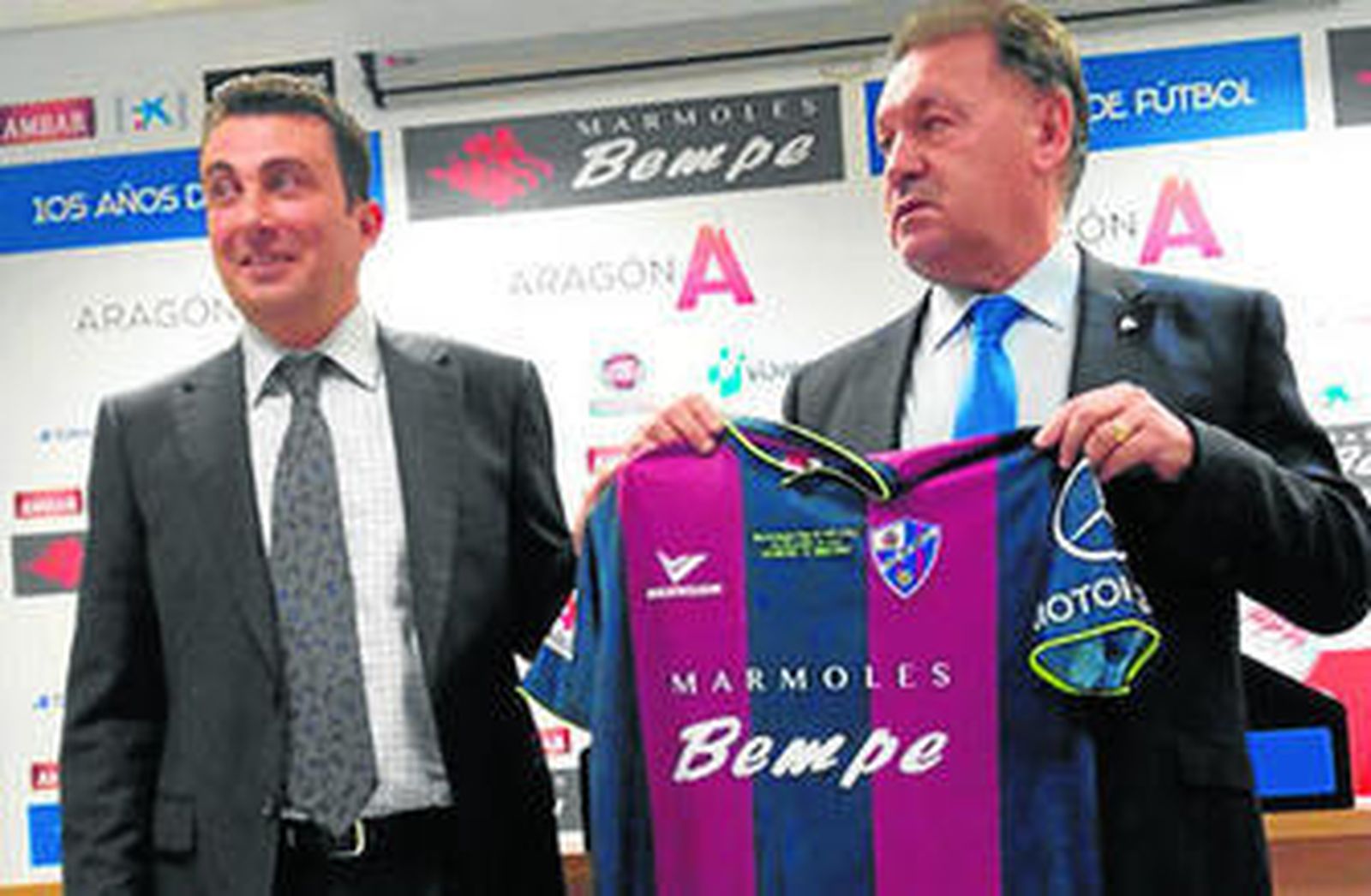 Fernando Gracia presentando al patrocinador de la camiseta del Huesca. El patrocinador no sabía nada del asunto.