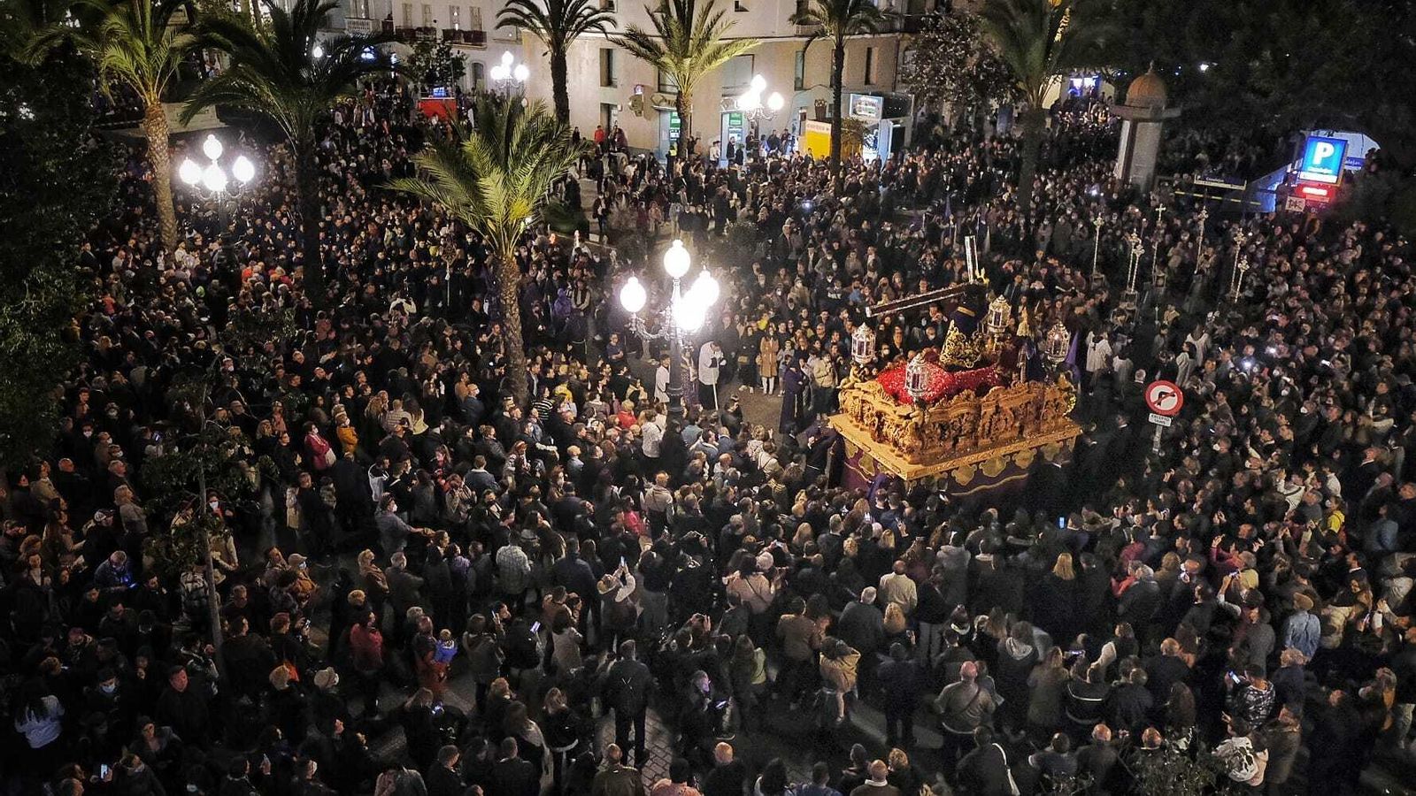 Muchísimas personas siguen el paso del Nazareno de Santa María por San Juan de Dios.