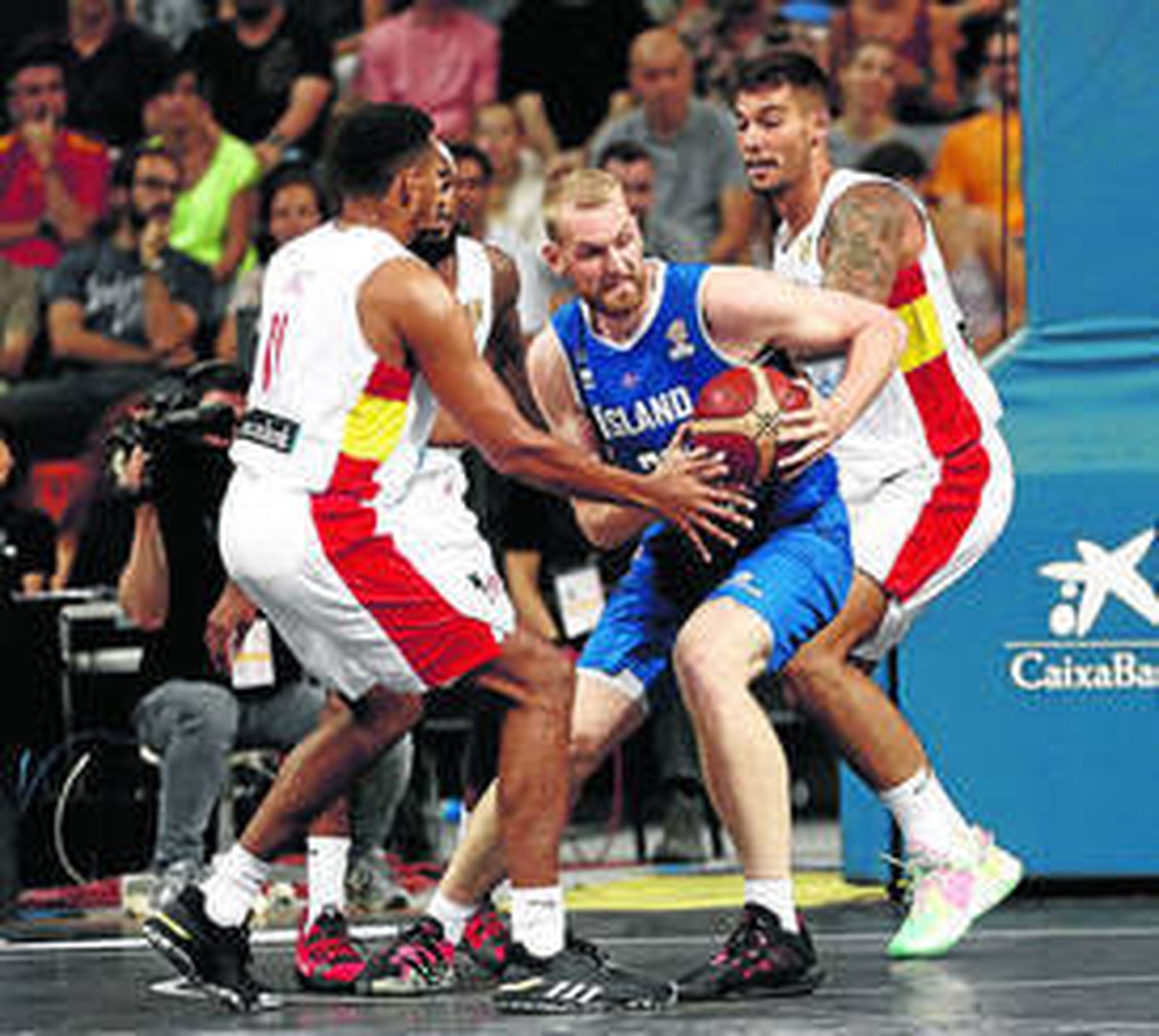 Sebas Saiz, Willy Hernangómez y Lorenzo Brown ahogan a Hlinason.
