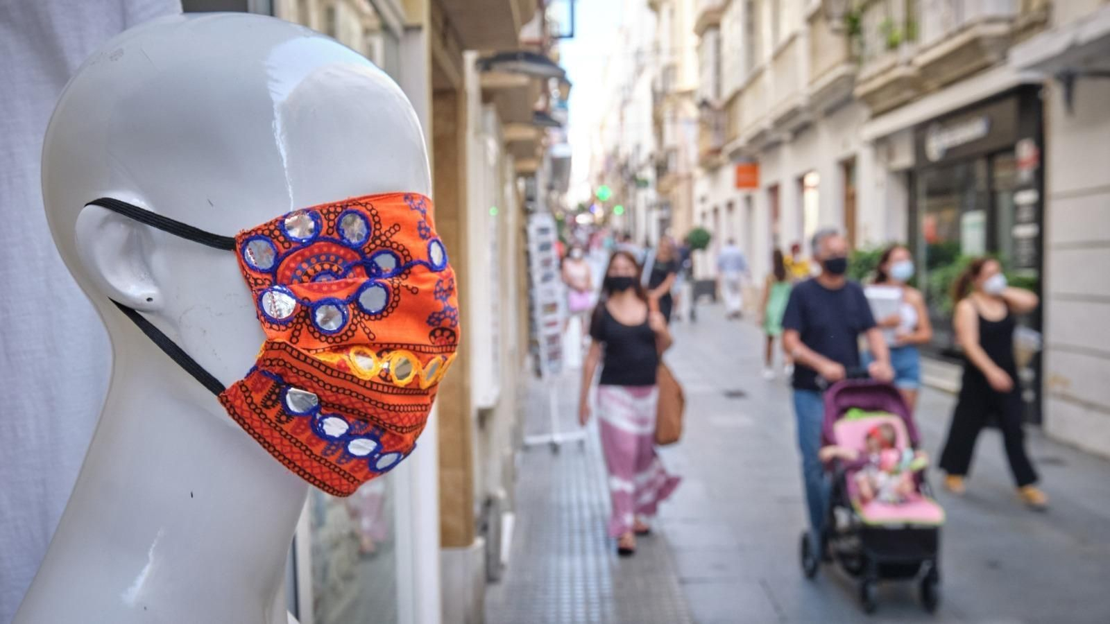 Una mascarilla expuesta en un comercio gaditano.